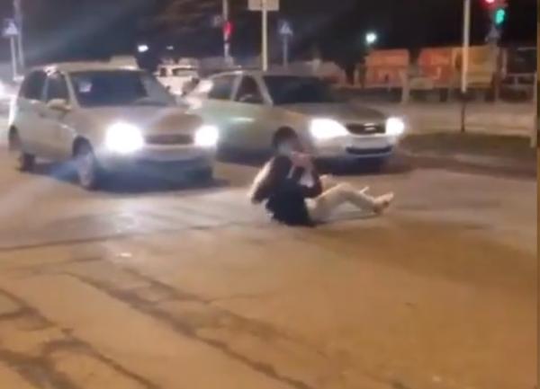 В Черкесске наказали девушку, которая качала пресс посреди дороги на проспекте Ленина